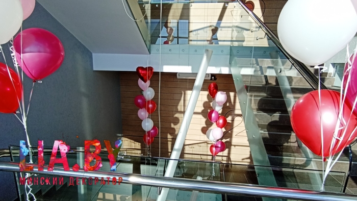 Украшение лестницы и зала шарами, фотозоной, колоннами и цветами в честь 14 февраля.