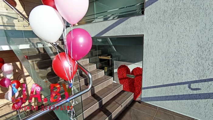 Украшение лестницы и зала шарами, фотозоной, колоннами и цветами в честь 14 февраля.