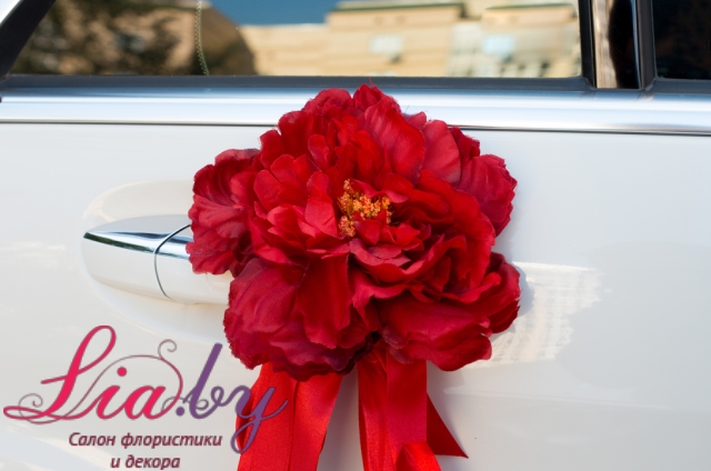 Большой красный цветок (пион) с красной лентой на ручке авто