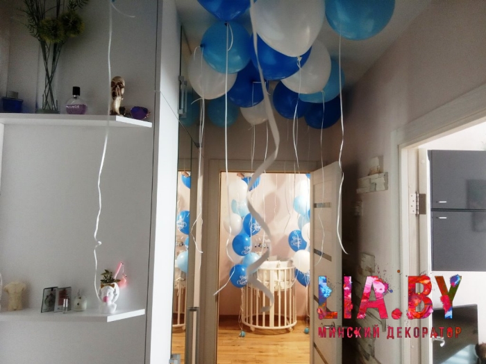 украшение выписки из роддома в Минске шарами на рождение мальчика, на рождение девочки