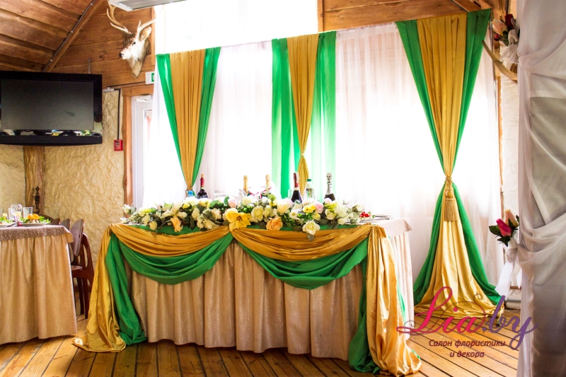 Украшение цветами и тканями свадьбы в ресторане Бронгал
