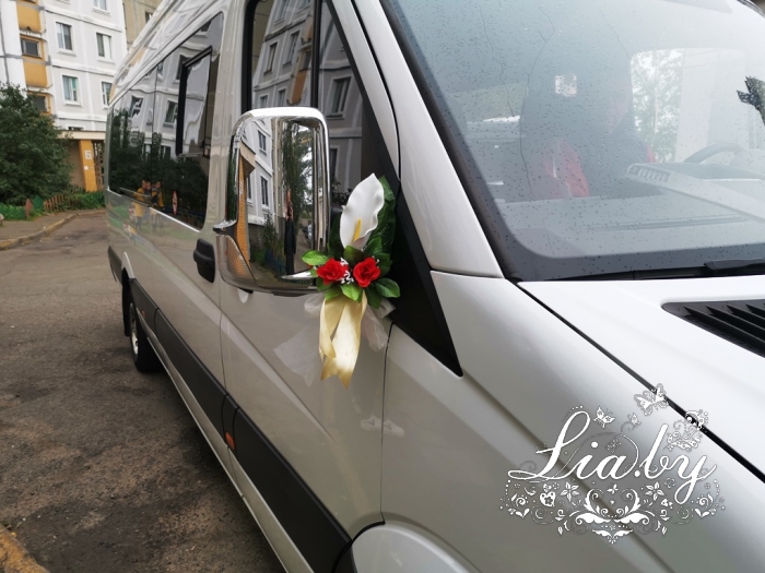 серый микроавтобус мерседес украшено боковое зеркало цветами на ленте