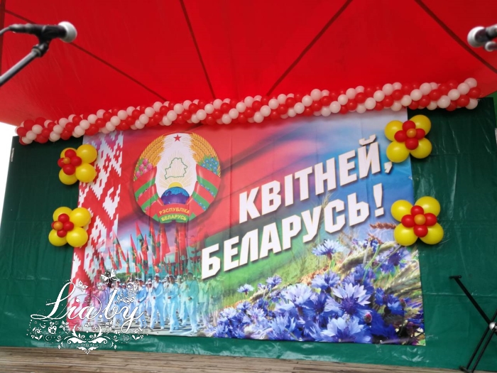 Украшение сцены шарами на день независимости в парке им. Павлова г. Минск
