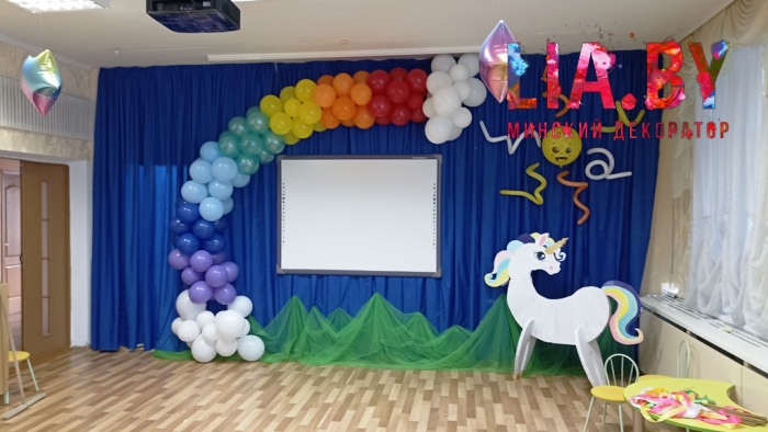 Украшение актового зала в детском саду на линейку - радуга из тучек, и солнце из шаров