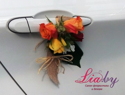 Розы украшают ручку свадебного авто
