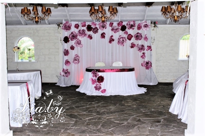 Украшение столов для гостей и президиума для молодых на свадьбу в винном цвете с бумажными цветами