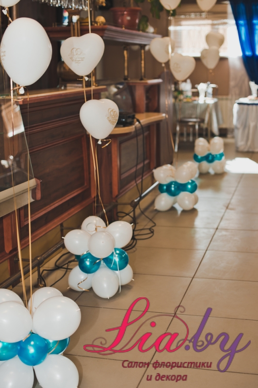 Украшение свадебного помещения фонтанами из воздушных шаров
