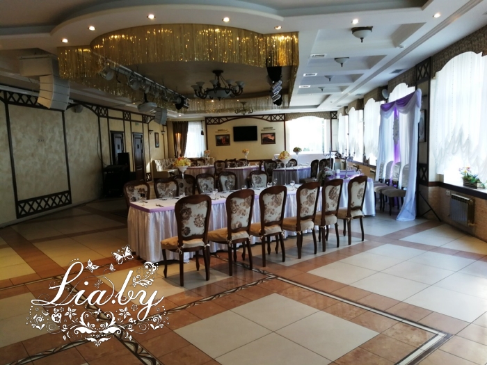Украшенный банкетный зал на свадьбу в ресторане Шляхецкі Маентак