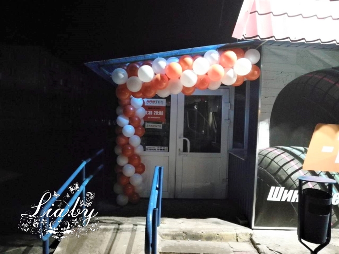 Оформление белыми и оранжевыми шарами магазина Армтек в Кричеве
