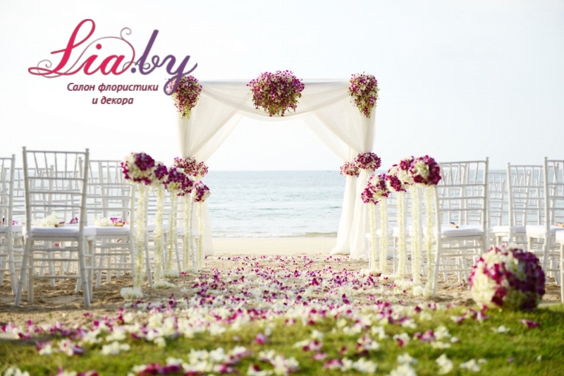 Свадебная арка на церемонии росписи под открытым небом, стойки, цветы, лепестки
