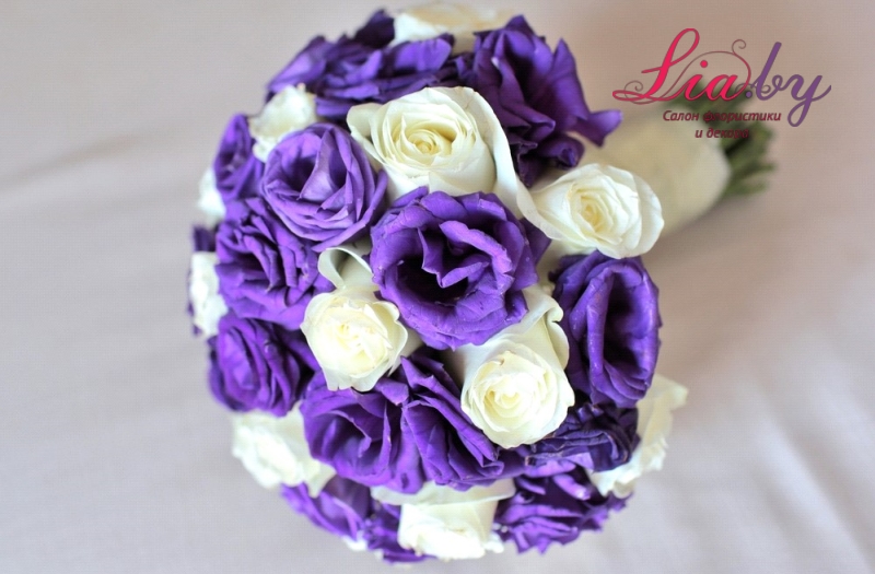 бело-фиолетовый букет невесты