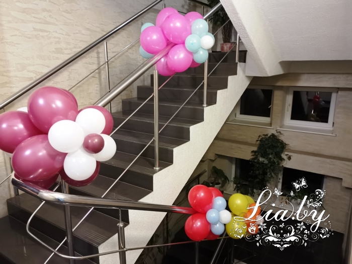 украшение офиса, лестницы, коридора шарами, цветами из шаров на 8 марта, также входные турникеты на проходной цветами из бумаги и шарами с гелием