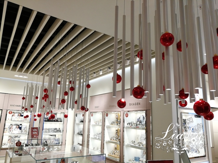 красные шары как подвеска в украшении магазина новый год