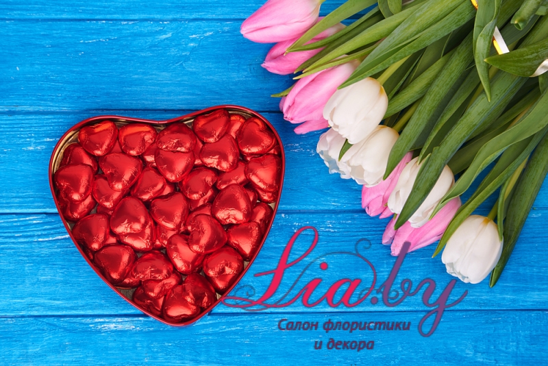 Коробка конфет в форме сердца и тюльпаны на 14 февраля