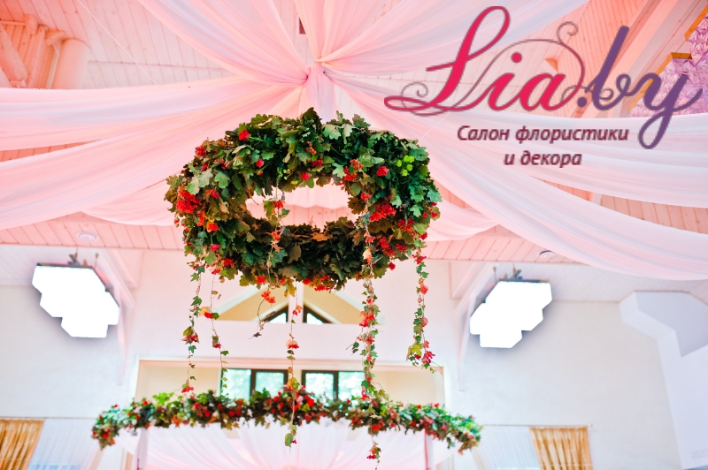 Украшение потолка на свадьбе с использованием паруса из розового шифона, а также цветочной люстры