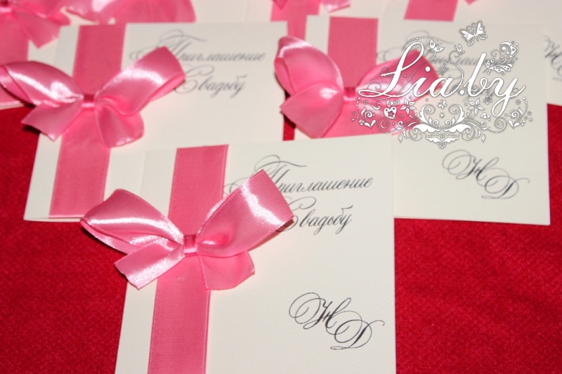 Открытки-приглашения ручной работы на свадьбу с розовой лентой