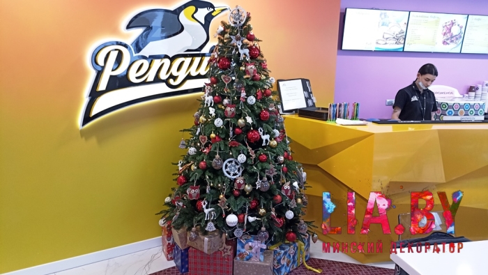 Украшение новогодней елью кафе центра обучения плаванию Пингвин