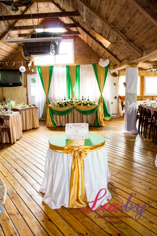 Украшение зала на свадьбу в золотом и зеленом цвете