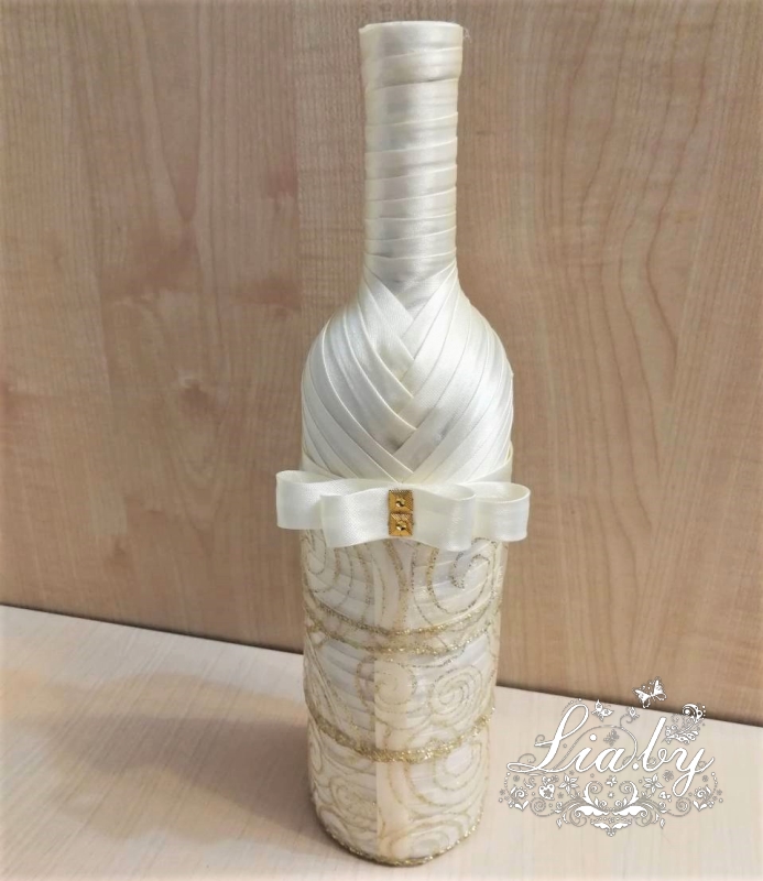 Украшение в белом цвете бутылки вина на свадьбу (в платье)