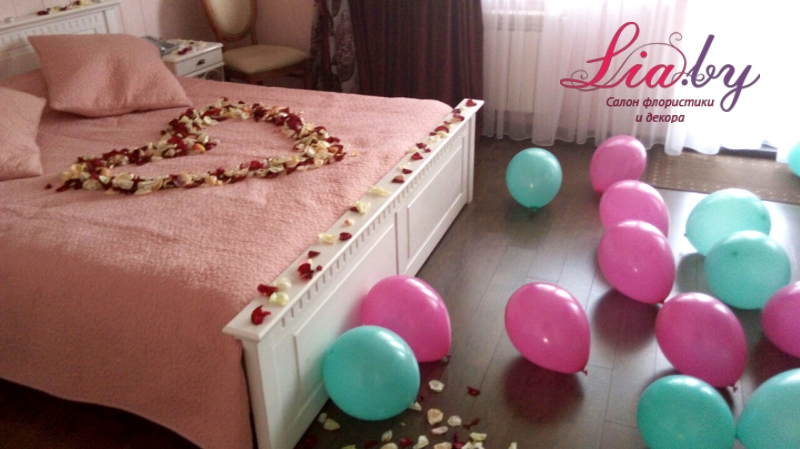 Лепестки роз и шарики в гостиничные номера на свадьбу