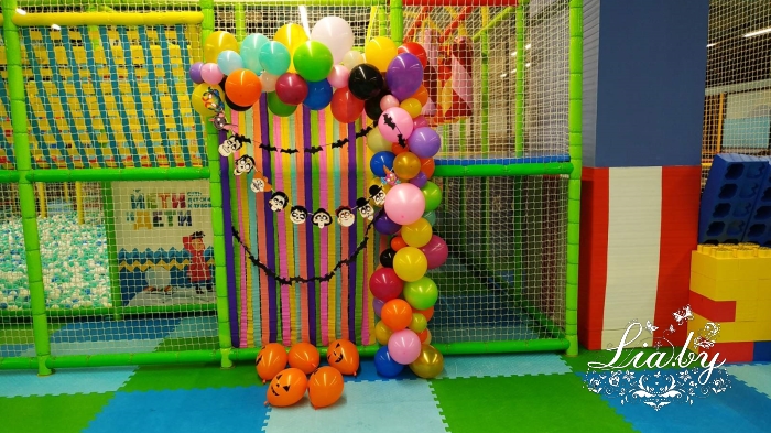 фотозона из шаров с растяжкой на хэллоуин в детский развлекательный центр в Грин Сити на Притыцкого Йети и дети