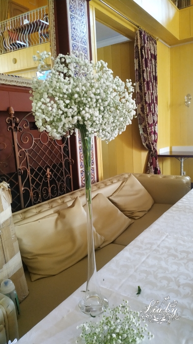 Украшение свадебного банкета вазами и вазонницами с белой гипсофилой, украшение столов, вазоны с подсветкой, высокая ваза