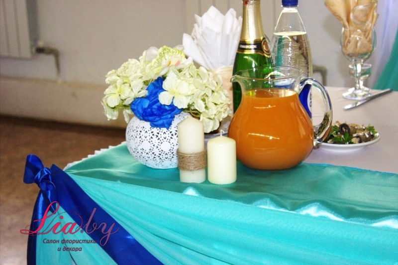 Украшение цветами и свечами стола для молодых