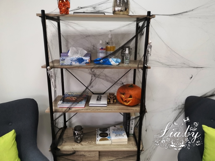 украшение офиса freshly к празднованию halloween, паутина, пауки, тыква, шляпа ведьмы, скелеты