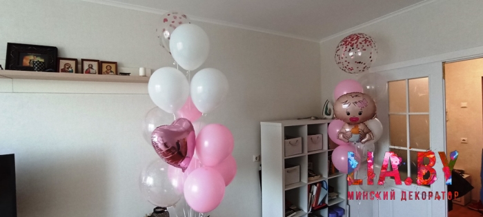 белые и розовые шары для украшения спальни к выписке из роддома мамы с девочкой