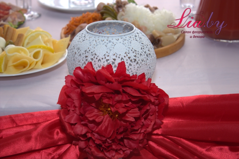 Красная свадьбу. украшение стола для молодых, большой красный цветок и подсвечник
