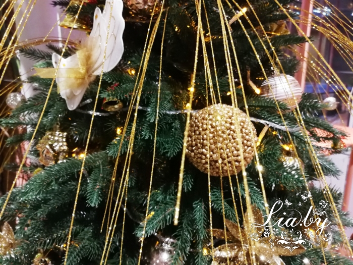 новогоднее украшение офиса Гисмарт золотые игрушки на елку