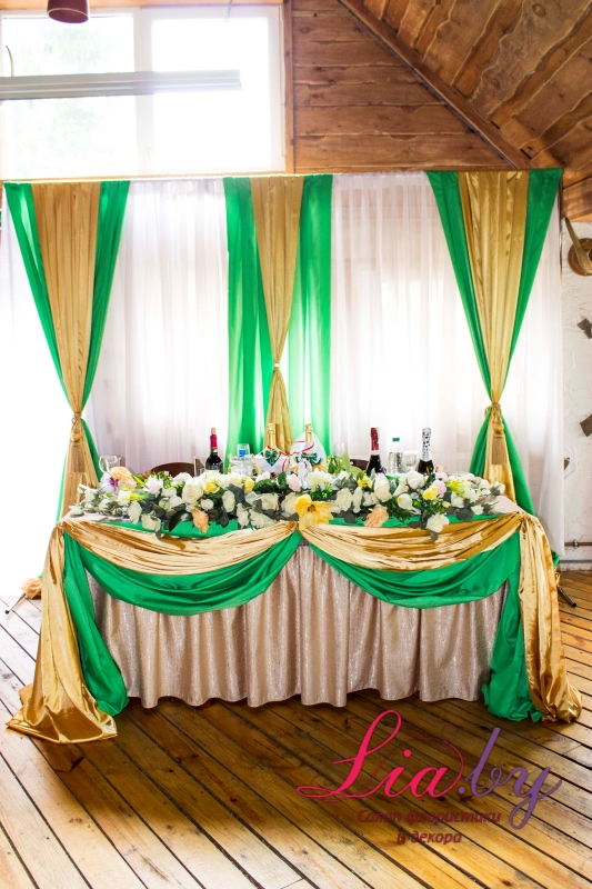 Украшение стола для молодых тканями и композицией из искусственных цветов (зелено-золотая свадьба)
