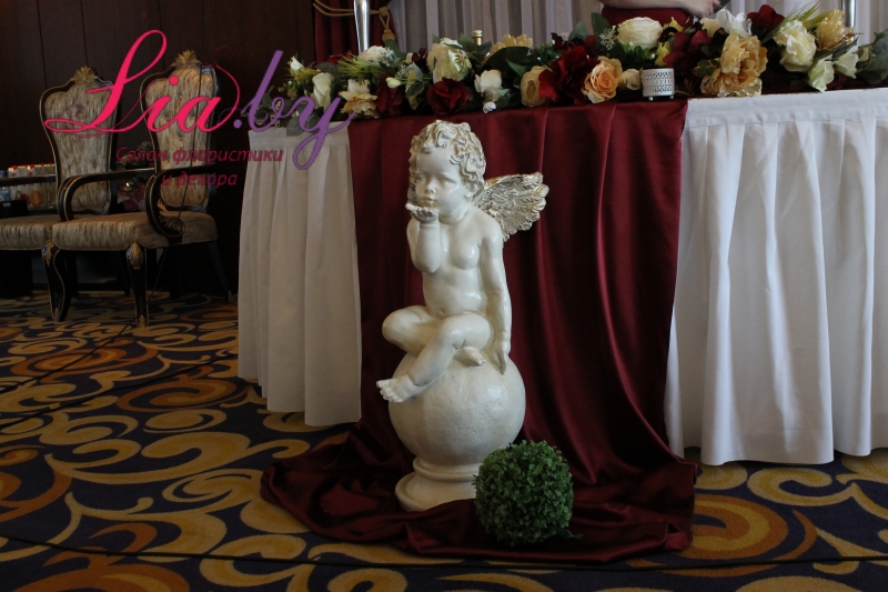 Ангелочек в украшении стола президиума молодых на свадьбе