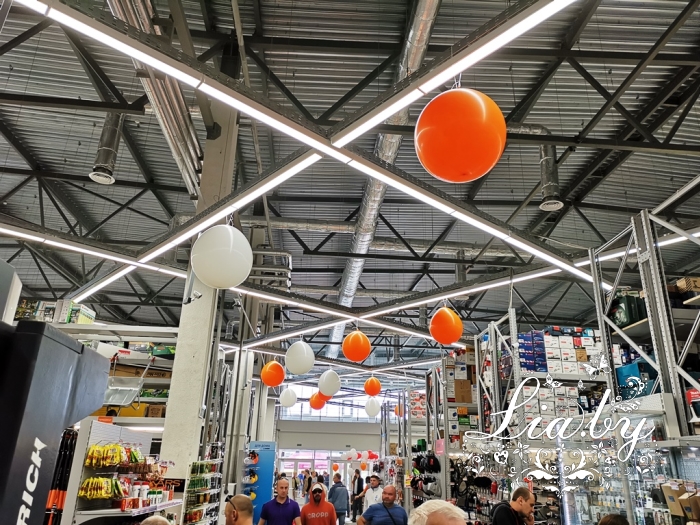 Украшение балок потолка магазина воздушными шарами-гигантами