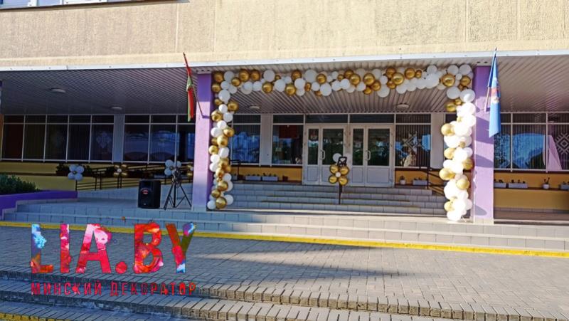 гирлянда их шаров на крыльцо