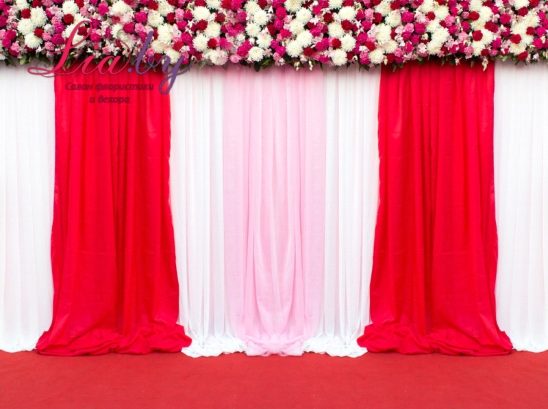 Красно-белая свадебная ширма с цветами