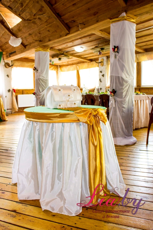 Украшение стола для дарения на золото-зеленой свадьбе