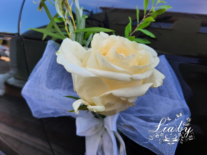 Украшение свадебного авто живыми цветами белого цвета, розами