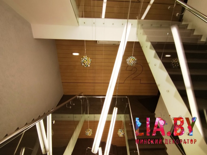 Украшение головного офиса компании Евроопт 3м ель и шаровые люстры-подвески на лестницу
