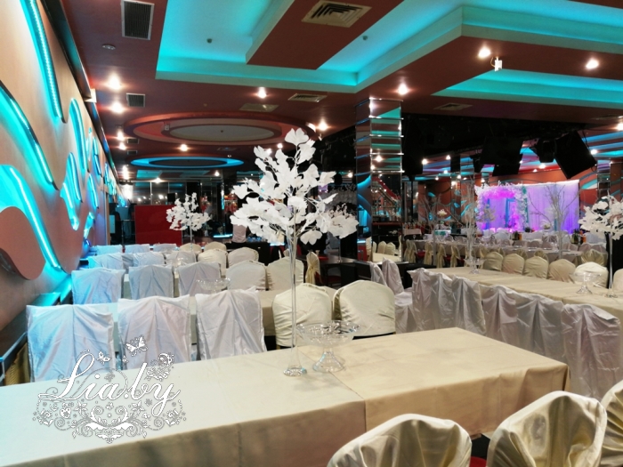 Украшенный зал ресторана Аура на банкете в честь белой свадьбы на 400 персон