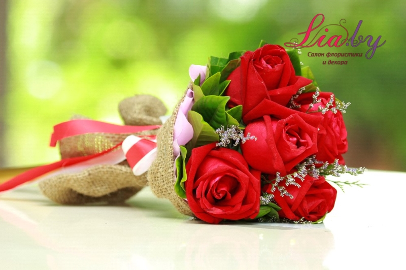 букет невесты из алых роз