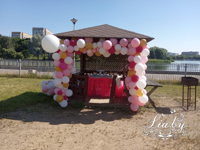 Украшение шарами белого и розового цвета беседки у кафе Местечко в парке Курасовщина на водохранилище лошица