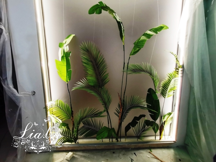 Дизайнерское оформление стены в квартире с использованием искусственной зелени (листья пальмы и фикуса) - стеклянная стена с зеленью в ванной