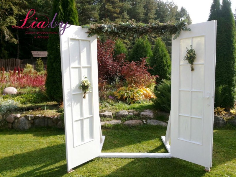 Белые двери для свадебной церемонии