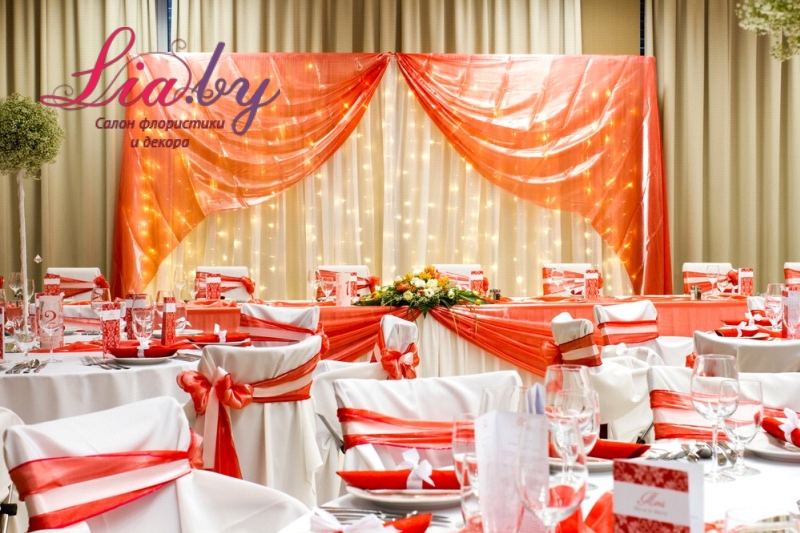 Свадебная ширма для украшения стола для молодых в бело-оранжевом цвете