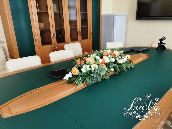 белорусский государственный ветеринарный центр , украшение стола для переговоров большой цветочной композицией, украшение стола доя переговоров