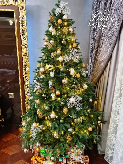Украшение квартиры к новому году, украшенная ель и хвойная рождественская композиция на журнальный столик