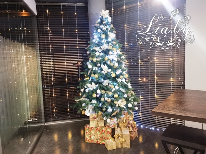 украшение офиса компании большой новогодней елью в стиле "сова"