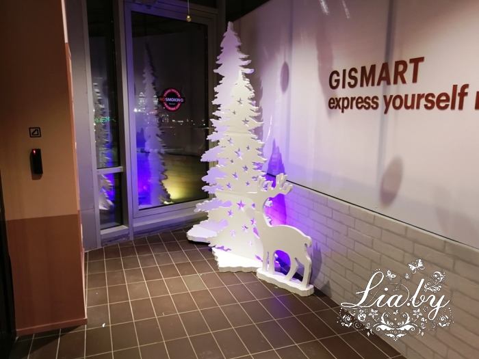 новогоднее украшение офиса Гисмарт белые фигуры Елей и оленя