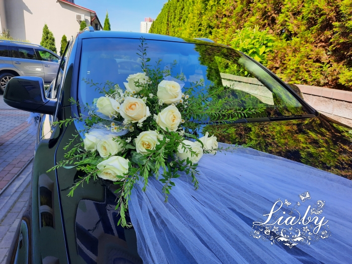 Украшение свадебного авто живыми цветами белого цвета, розами